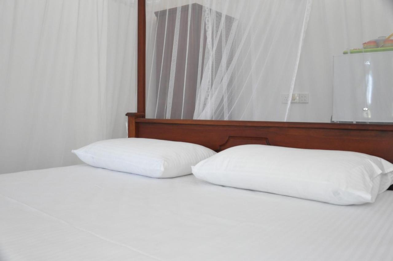 The Ocean Bed & Breakfast Unawatuna Bagian luar foto
